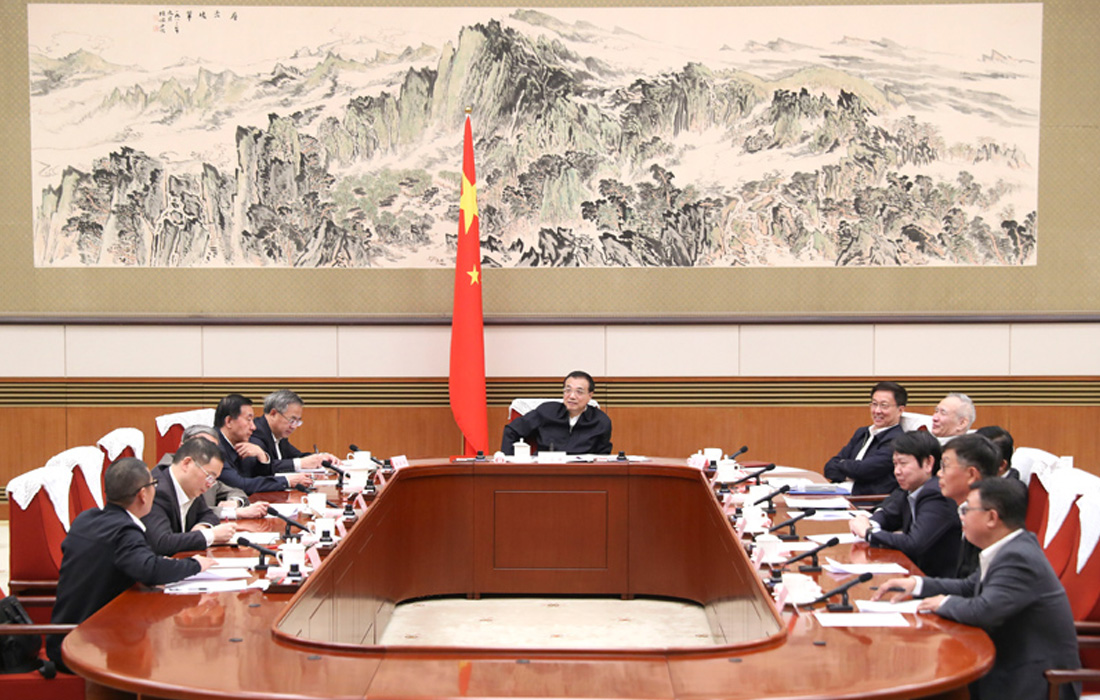 2019年11月12日，玩彩网股份董事长温志芬等企业家代表出席经济局势专家和企业家座谈会并讲话。